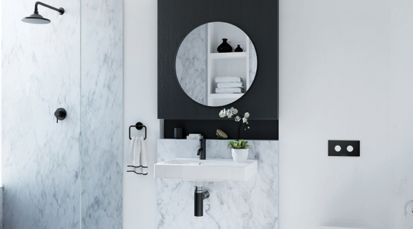 Kamar mandi dengan tata letak simetris dan nuansa monokrom